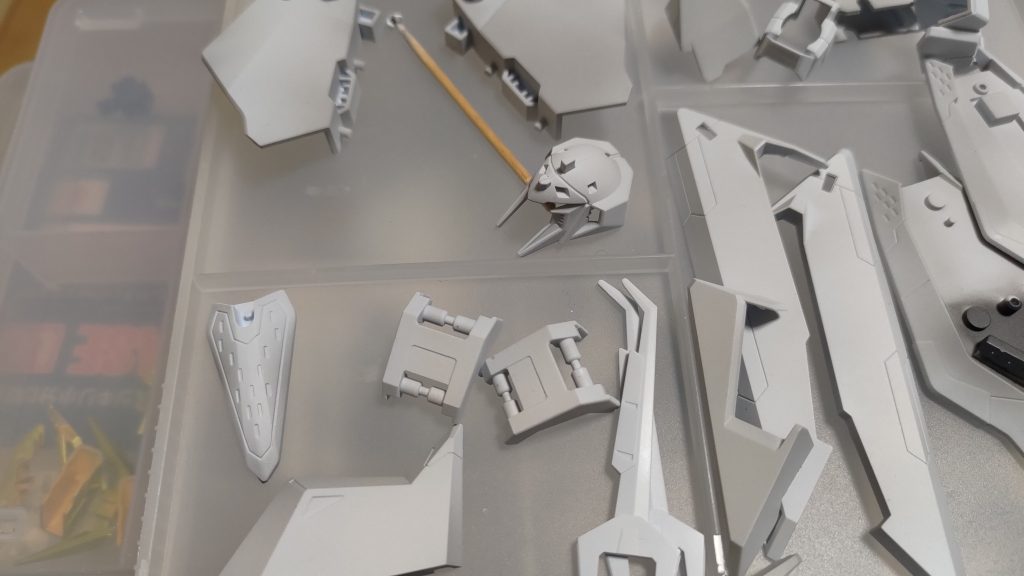 パーツ切り出し→塗装色ごとに分別中 フェイスマスクが機体に対して非常に小さいので紛失要注意です