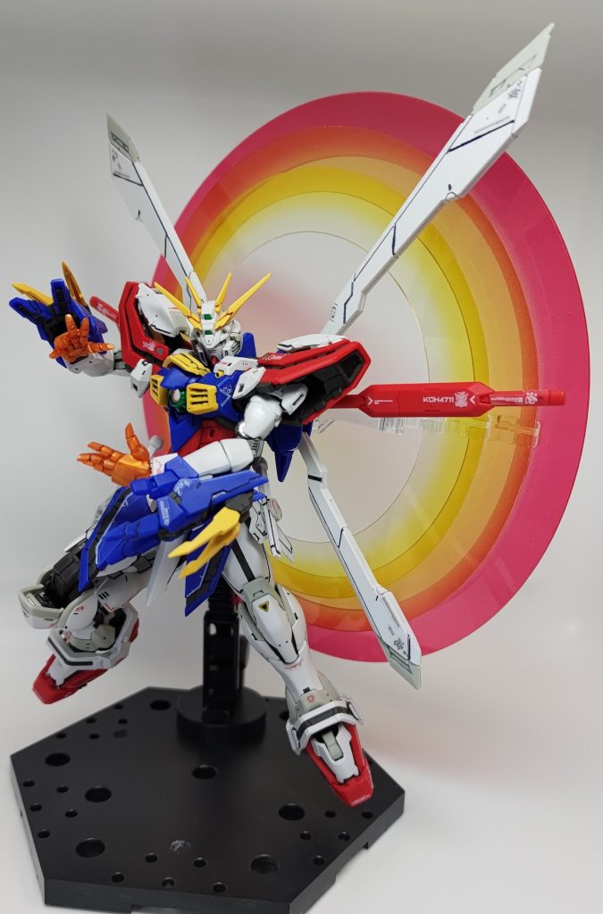 素体となった自作3機目のRGゴッドガンダム。背中に日輪があるなら正面の影は濃くなるかもと思い切ってブラックで墨入れ → つや消しして飾ってました。かっこいいけど必殺技ポーズはどうしてもパターン化してしまう・・・と思っていたころ、無限拳オプションを見て「これだ」と。神ですし。