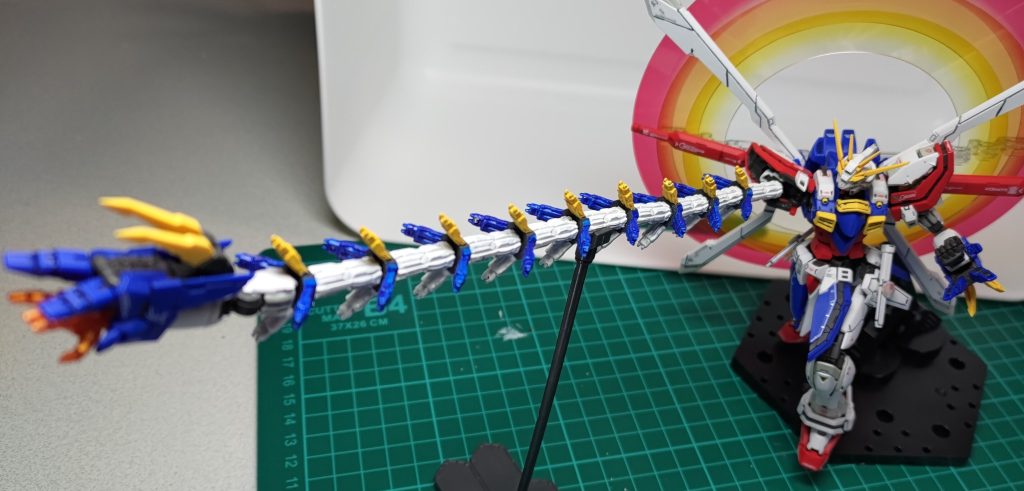 設定的にはドラゴンガンダムの技術を流用したのか？　サイ・サイシーもビックリの腕伸ばし！　全長約1100㎜を誇る無限拳パーツ、今回使ったのは1/5程度です。