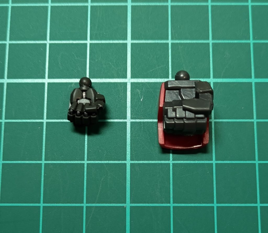 元ネタの無限拳は手首の付け根から生えるんですが、1/144ゴッドの拳(左)は無限拳の拳(右)に比べて小さく、そのまま再現すると軽い攻撃に見えてしまいそう・・・所詮アイデア倒れか・・・と思ってしばし放置してましたが、拳が小さいなら腕ごと伸ばしてしまおうと思い至りました