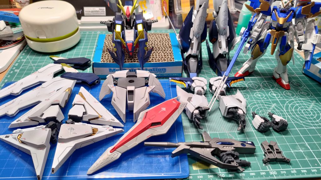 最終組み上げ前の一枚 これ見よがしに比較対象にされる同スケールV2アサルトバスター お値段3倍なのも頷けます