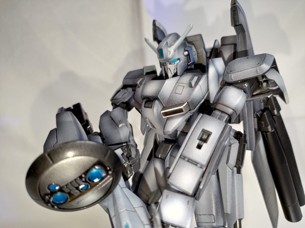 頭部のカメラアイは蛍光色を使用しているためUVライトを当てると光ります