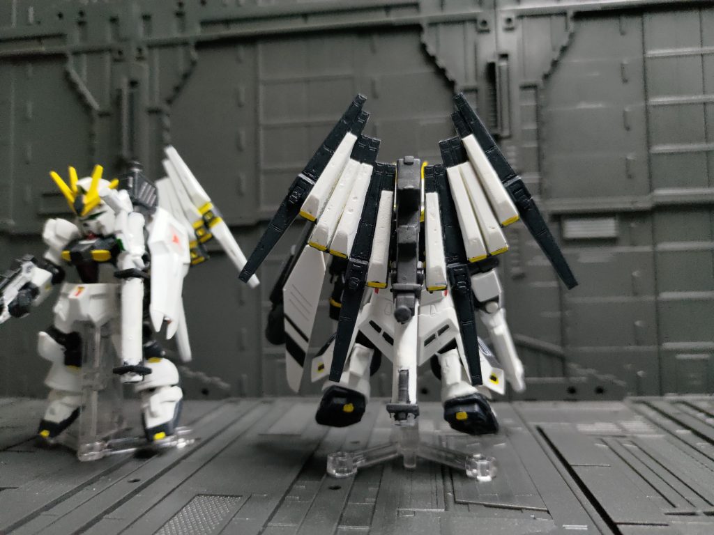 最初のほうに塗った部分は筆ムラがガッツリ出てしまい、コツを掴んだころにはもう心折れかけてました。筆塗り難しい。