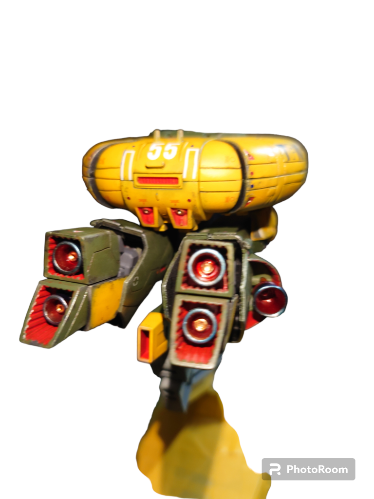 足 横 側面のバーニアはマシーネンクリーガーのガチャガチャの pka のバーニアを使ってます写真撮影用に変形がさせてますが もう多分 変形 はさせないと思います 笑