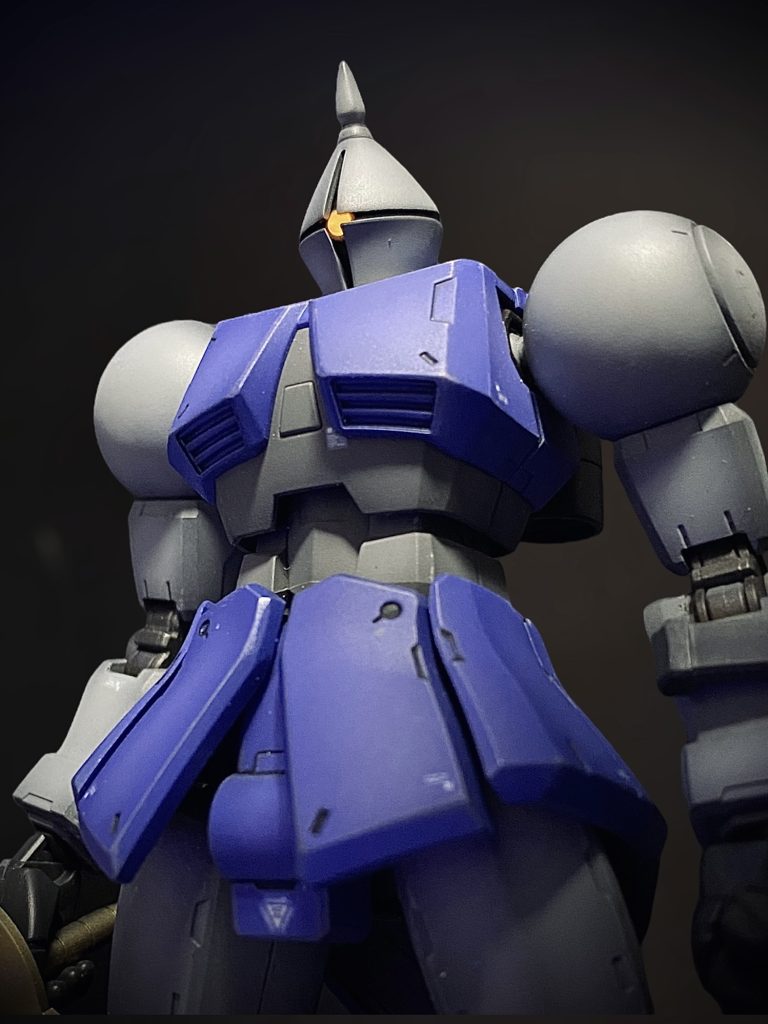 大した飛び道具も持ってないし、ビームサーベルの形にしても、顔の造形、反り返った爪先…何となく中世の鎧を彷彿とさせる造形が、マ大佐曰く「いいもの」なんでしょうね！