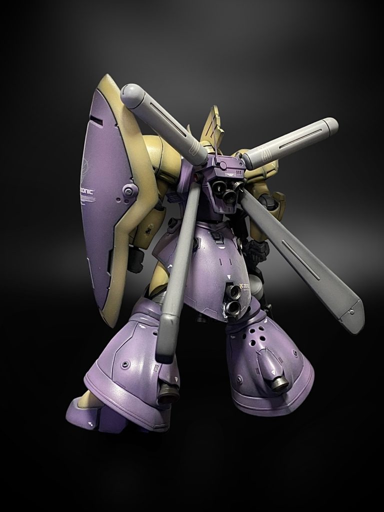 最後にライトグレーを薄〜く吹いて、フィルタリングの効果を狙ってます。霧の中からヌッと出てくるようなイメージで。何で⁈