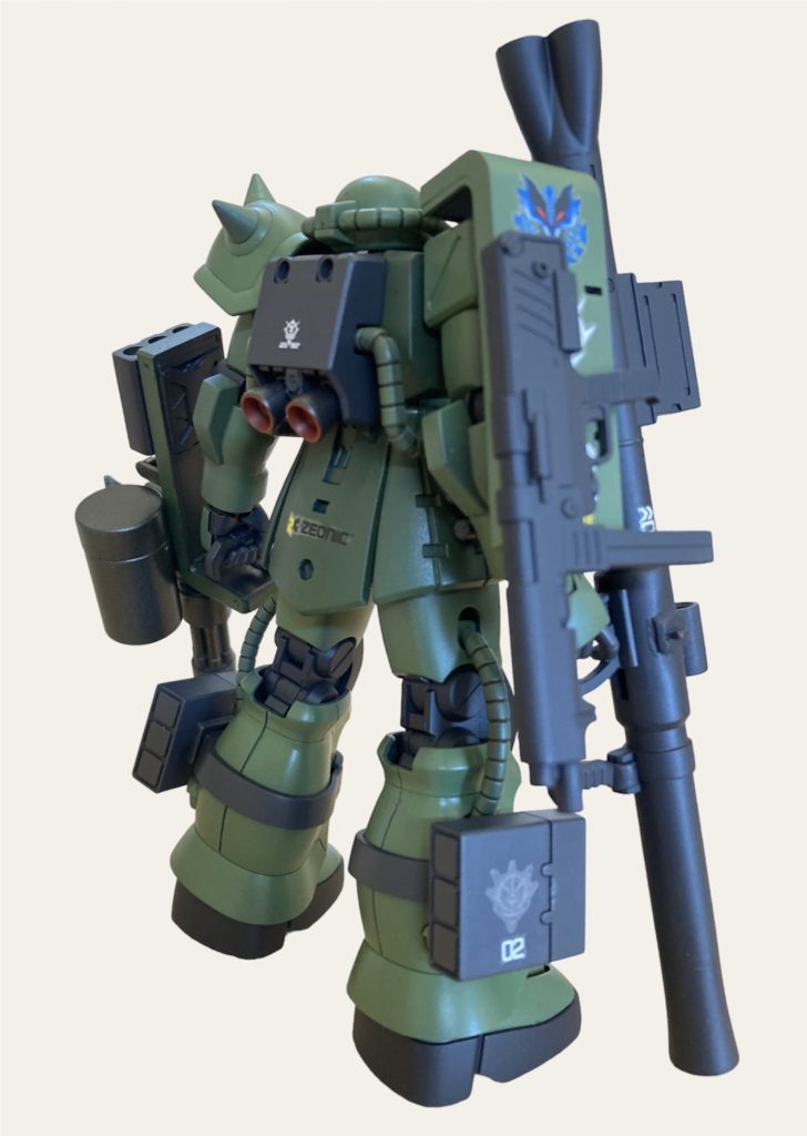 ショルダーシールドをオリジンのモノに交換して武装を取付けられるようにしてます