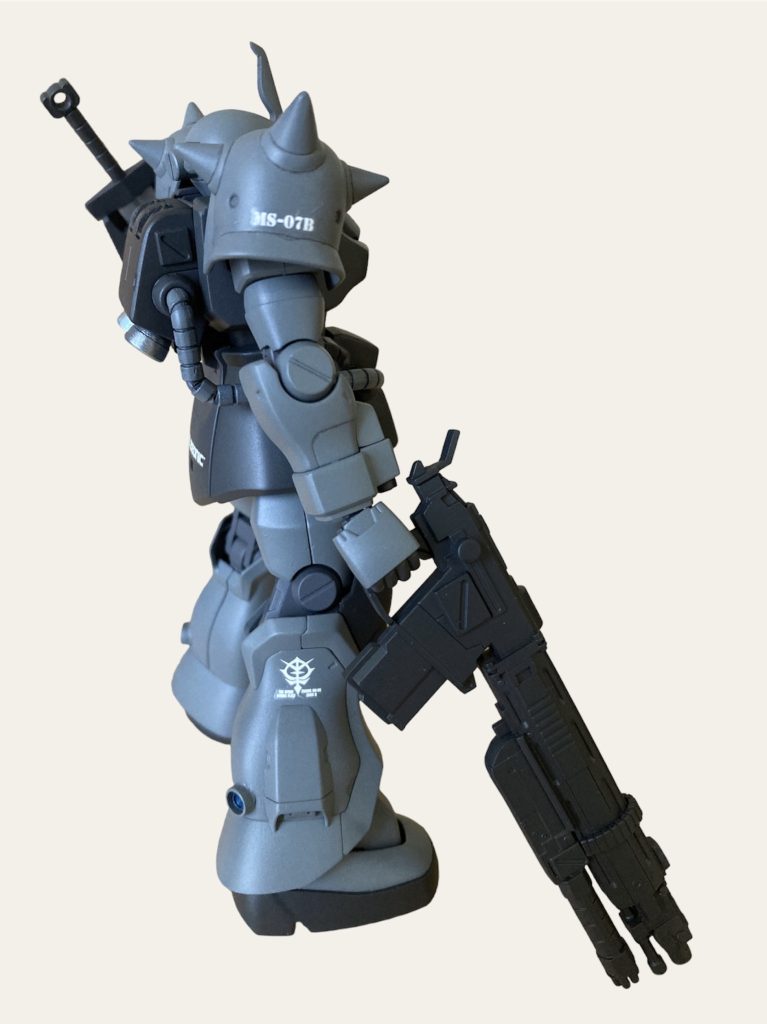 武装はオリジンザクの対艦ライフルを加工してショットガン風に