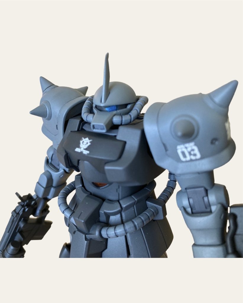 少しだけワル顔にしてモノアイをブルーにしています。他の改造点は胸を1mmだけ厚く（わかりづらいな）ショルダースパイクはビルダーズパーツのモノに変更しています。クルンとなったのもグフらしくて良いのですが今回の3体目は少し変えてみたくなったので。