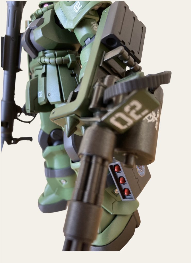 余剰部品になっていたシールドとグフカスのガトリングを改造して武装作製しました