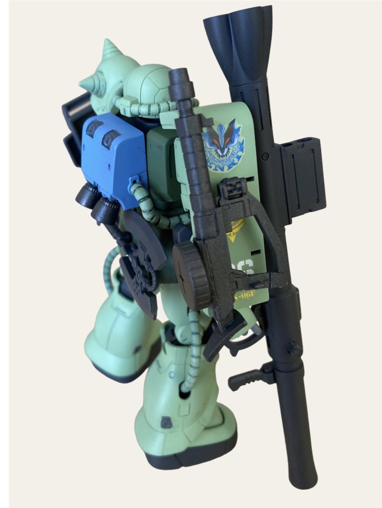 右肩側ショルダーシールドには3mm穴を開けてマシンガンを取付けられるようにしました。シールドにはフェンリル隊のデカールを貼っています。ゲーム等していませんがカッコ良かったので先日のF2型含めて貼っています。 