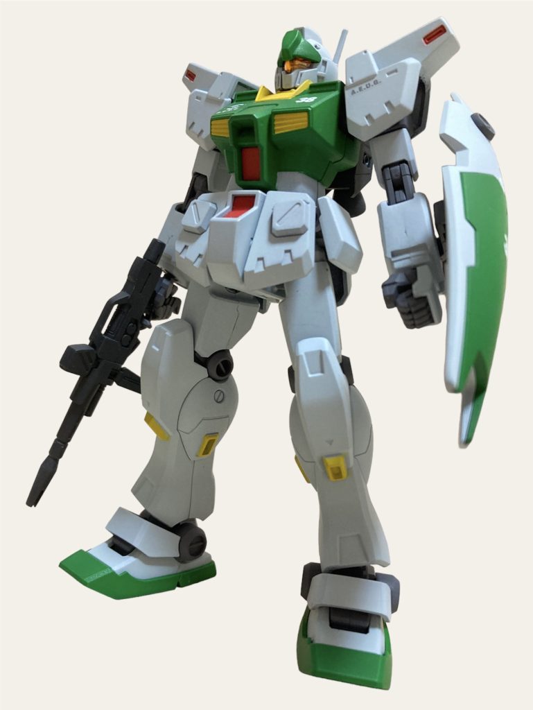 改造はほぼせず胴体を1 .5mm延長のみ明るくて深い緑を調色するのに苦労しました（何を混ぜたか記憶にありません😨）ビームライフルは陸ガンから拝借