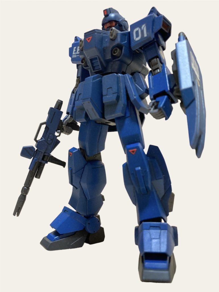 立ち姿(下から煽り気味)塗装はティターンズカラー2を基にして、頭部や手脚は少しブルーを足して明るめに。胴体はティターンズカラー1を足して暗めにしています。黒い部分はジャーマングレー、関節等はガイアノーツのスターブライトアイアン。頭や手脚と胴体の色合いにこだわって結構調色を繰り返しました。塗装後にドライブラシとウェザリングカラーのグランドブラウンで汚しを入れながら色調を落としました