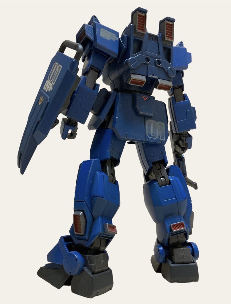 後ろ姿赤と青のコントラストが映える、EXAM状態がやはりカッコイイですビームライフルはEZ-8のものをブルーに塗装。キットにはマシンガンが付いてますが少しでも強くしたいのでビームライフルを持たせました。脛の後ろにスラスター追加と肩の上部が寂しかったので余っていたハンドパーツから手の甲の部分を使い少しボリュームを出しています