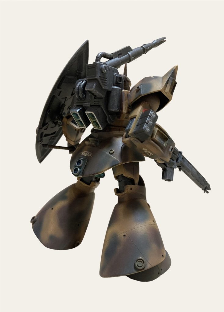 バックショットです。スカートにゲルググM風のバーニアを作って取付けたのと足にもバーニアを取付けて少しだけ高機動型っぽくしています（ククルスドアンの高機動型ザク地上用に感化されてますね）普段はしませんが足の装甲部分に少しだけスジボリ追加しています（不器用なので基本はやりません）  