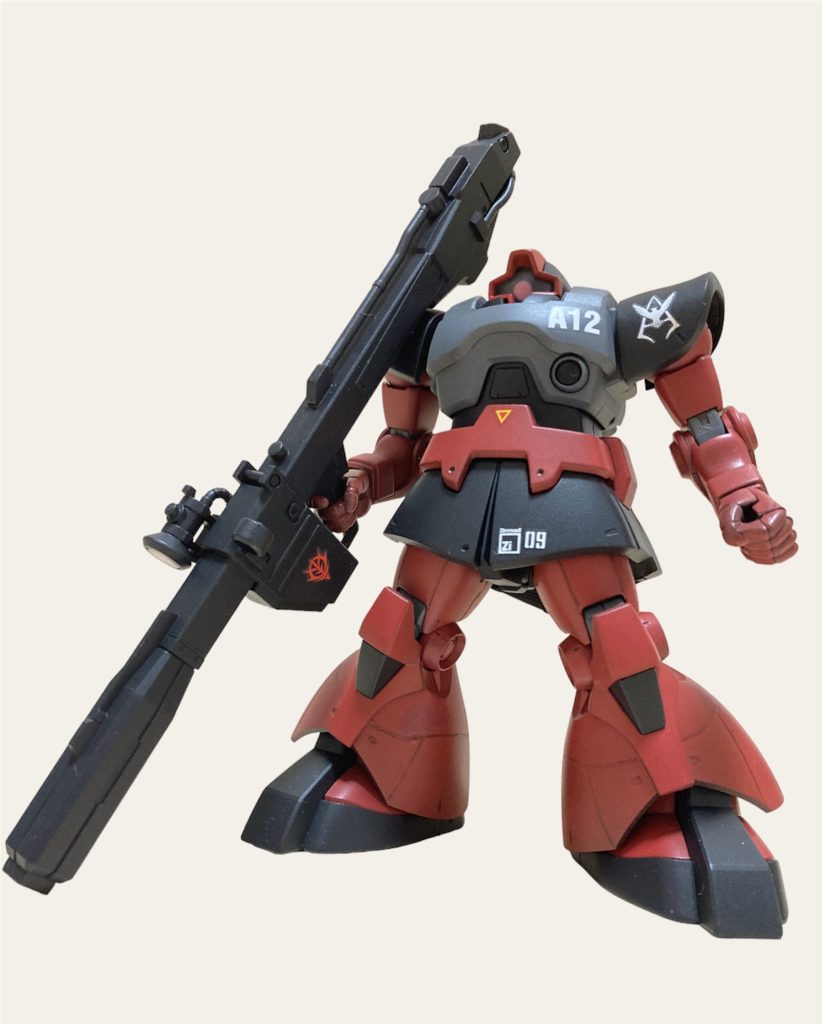 全体像先日アップしたゲルググと同様に脚の一部にスジボリでパネルラインを付けています。あまり器用でないので普段はやらないのですが脚の周辺がさっぱりしているので頑張りました。塗料は、赤色にグレーとあずき色、少しの黄色混ぜたもの。黒い部分はジャーマングレーだと思います。薄いグレーのところはニュートラルグレーです。オリジン版など、色々な水転写デカールを貼っていますが、どちらかというと少なめです