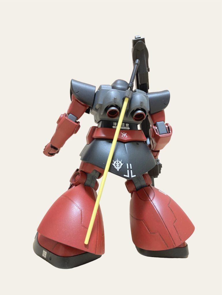 後ろ姿スジボリが、ガタガタ凸凹なので恥ずかしいばかりです。これまでアップしたシャア専用MS同様、ダメージ加工はしていません。 