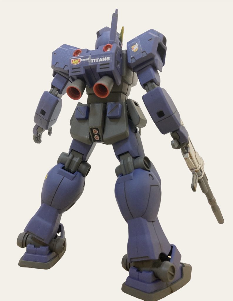 後ろ姿もカッコイイです。バーニアはレッドに。武器は陸ガンのビームライフルをレンタル