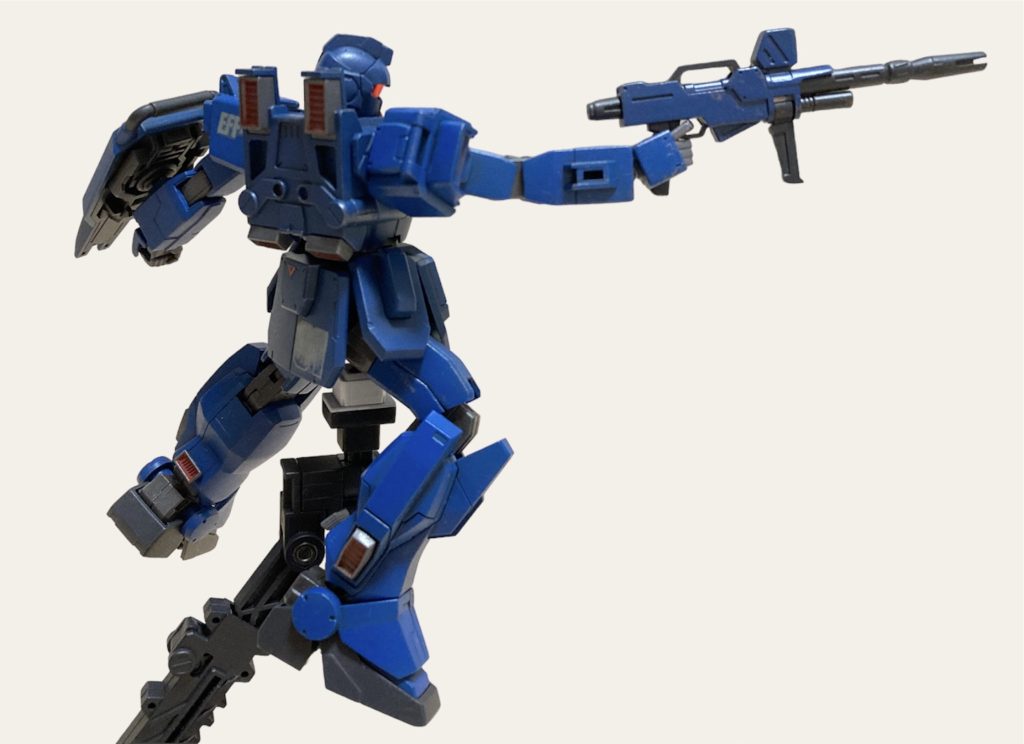 武器を構えた姿陸戦型ガンダムのボディにジムの頭が付いてる事がブルーになるとこんなにも強そうに見えるのは何故でしょうかね。陸戦型ジムとは違う強さを感じますまた再販されたら購入したいですね。真っ黒とかにすると良さそうです2021年頃から約20年ぶりにガンプラ作りを復活させて20体以上製作しています。未投稿のものもあと少し残っていますが、現在製作中のフルアーマーガンダム2体目、ジェスタ、来月届くジムスパルタン、ジム(モロッコ戦線)など作る予定ですので完成したらアップしていきます。いつも閲覧頂きありがとうございます。