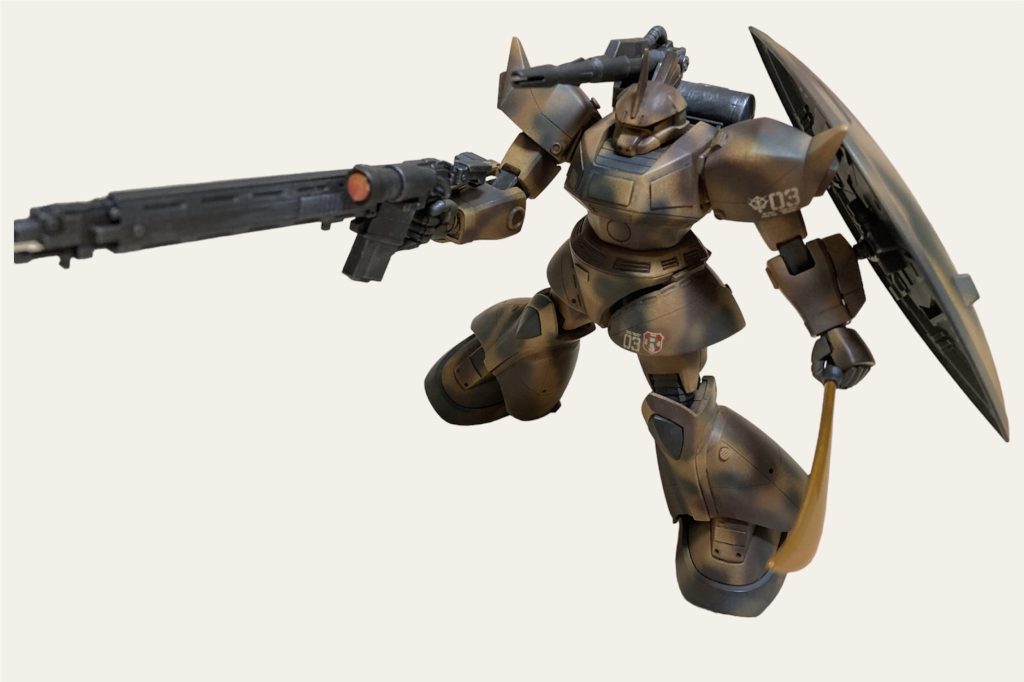 武器はオリジンザクの対艦ライフルをショットガン風にしたモノとナギナタ塗装はドイツの戦車タイガーを参考にし迷彩塗装に挑戦しました。エアブラシだと色の境界がわかりにくいのでパリッとした印象は少ないですが、そこはあえて狙ってやりました。迷彩のところは、タン、レッドブラウン、ロシアングリーン（+少しグレー）を使いました 個人的には気に入っています  