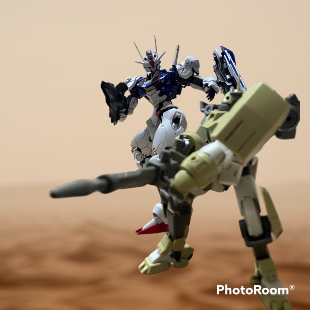 息子のデミトレーナーと一緒に。息子曰く、「機体を揃えてシャディクさんチームと戦わせたい」とのこと。一体いくつ集めりゃいいんだ…