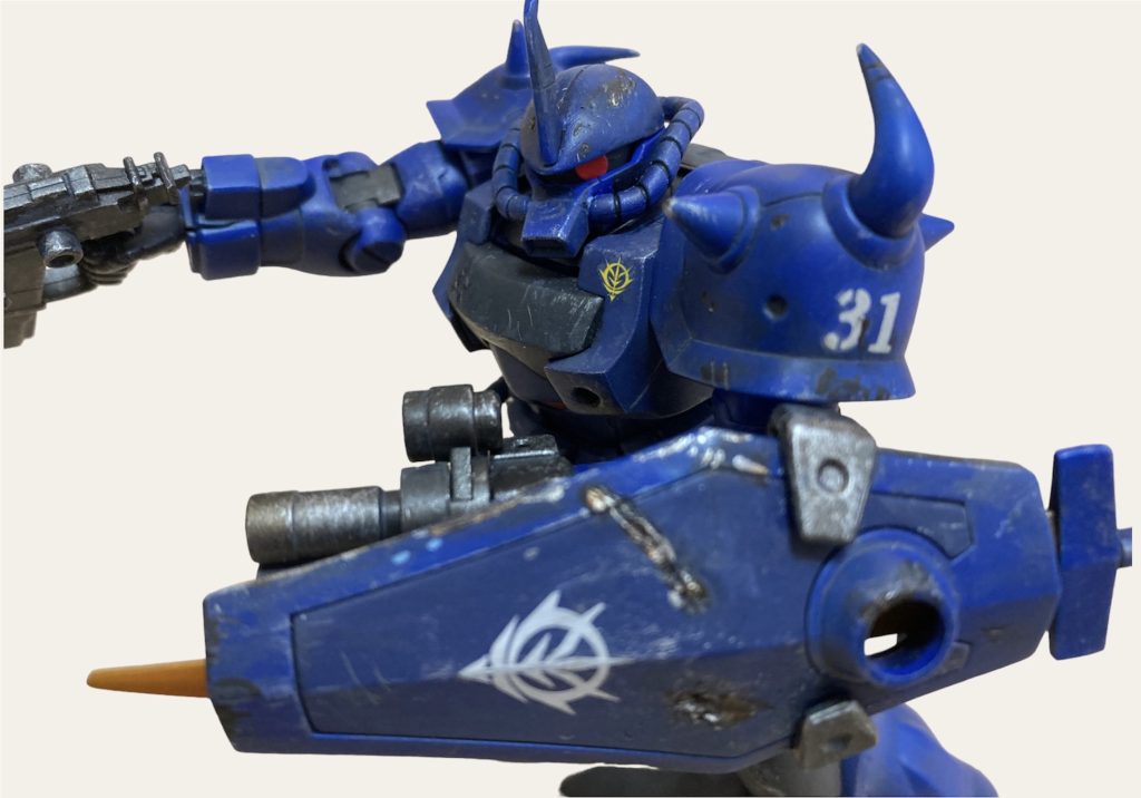 ガトリングも作製していますが、なんとなくラルには不要かなと。ニッパーやデザインナイフでダメージを入れてガンメタとクロームシルバーで塗装。その後、全体にドライブラシとMrウェザリングカラーのマルチグレーで埃などを表現頭部は少しだけワル顔化しました