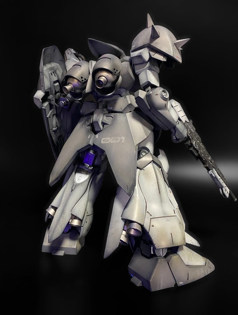 後ろのスカートアーマーは珍しい形です。重MSらしいどっしりとしたフォルムでいいですね。