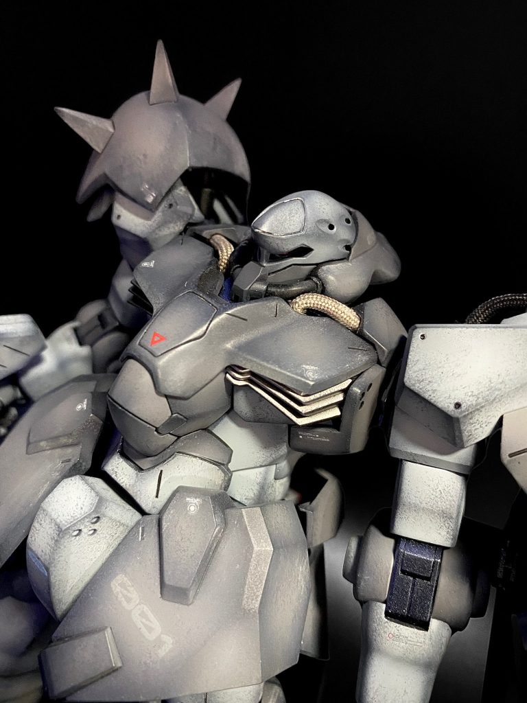 改修ポイントは、モノアイクリアパーツ化、肩と肩口のケーブル状パーツをメッシュホースに交換、太ももの股関節との接続部を左右合わせて2㎜くらい削って詰めてます。