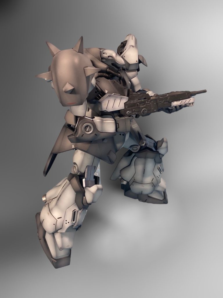 純正のライフルは好きになれないので、手首と共に市販の物に変えました。