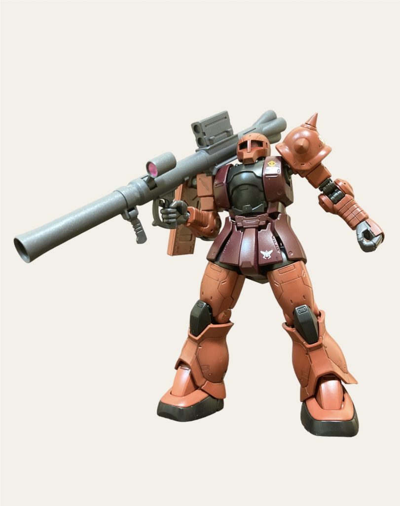 オリジン版のザク1(デニム•スレンダー機)にFG版(300円ザク2)のバックパックを付けています。ショルダースパイクアーマーはビルダーズパーツから取付け胴体は1.5mm延長しています