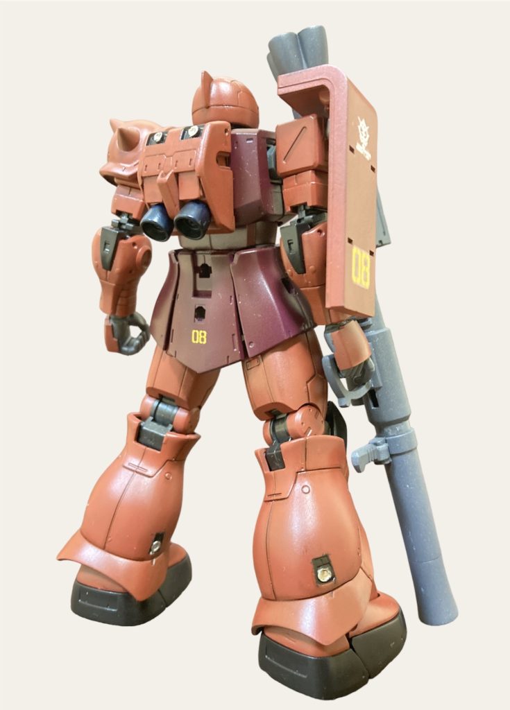 塗装については、ちょっと前なので忘れましたが胴体はマルーンかあずき色、手脚はやや濃いめの赤になるようにしました。全体的にはガルマ専用ザクに近い色になりましたやっぱり赤い機体はイイ