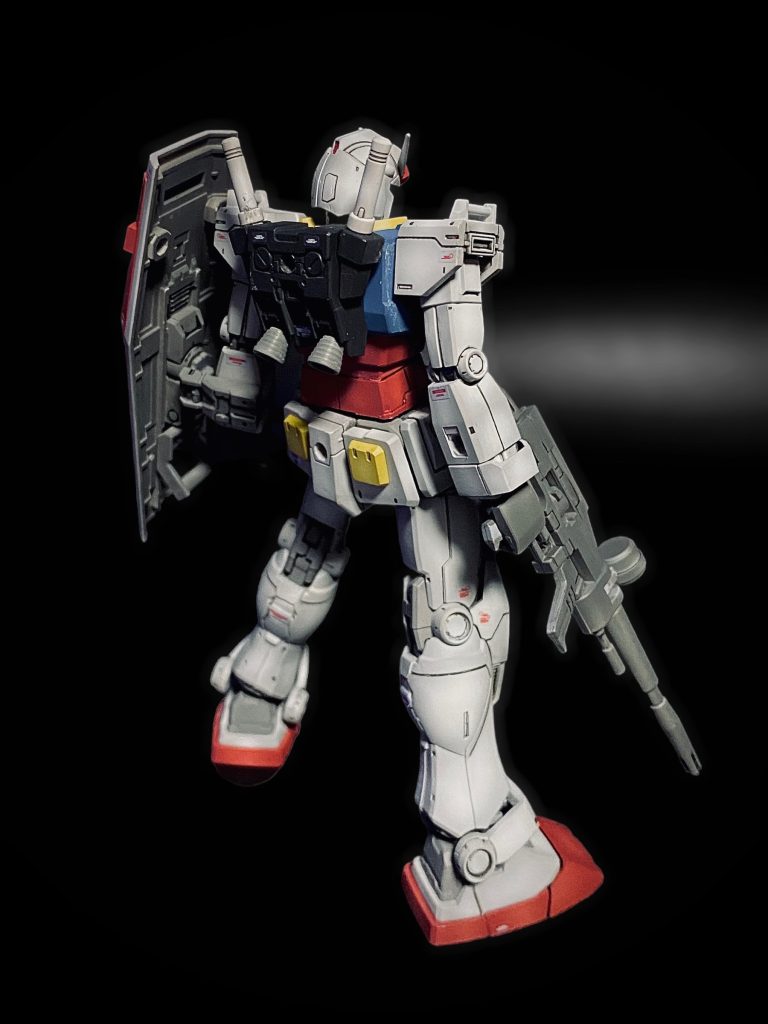 アニメの感じを目指して、関節やスラスター、武装などにメタリックカラーを使わず仕上げています。