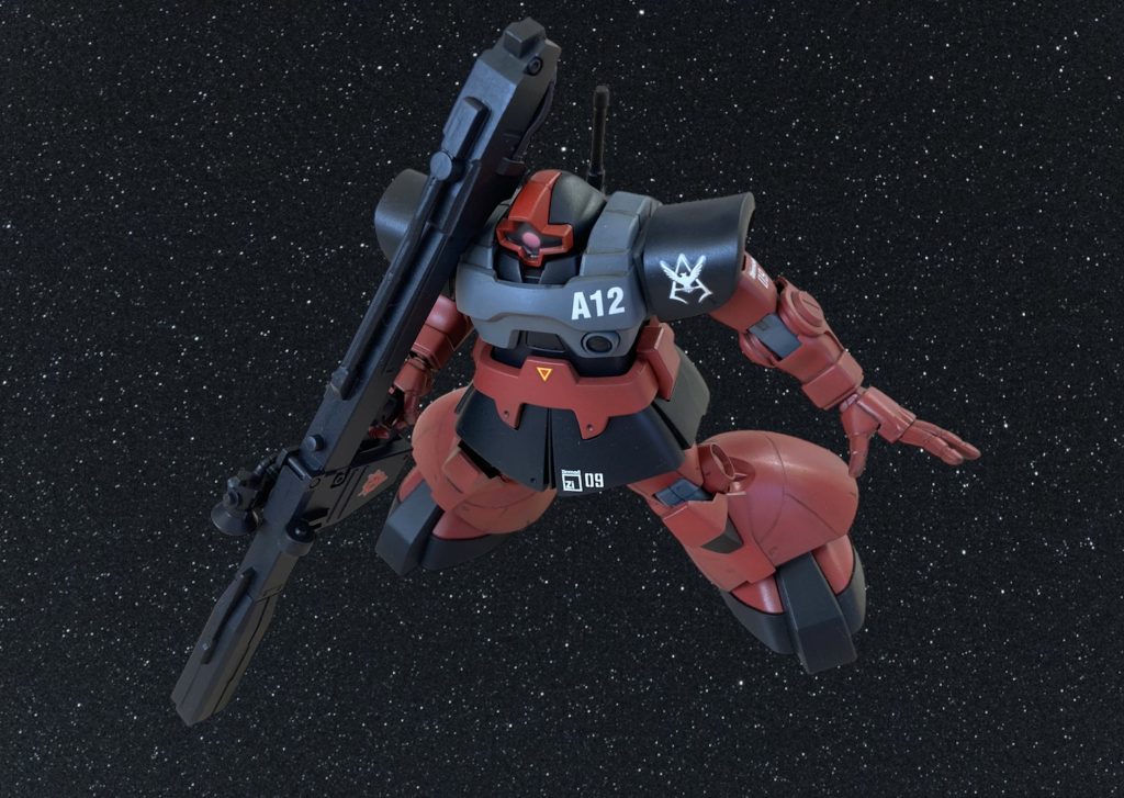 ビームバズーカを携行して宇宙空間を翔んでいます。シャアのリックドムと言えばビームバズーカ！