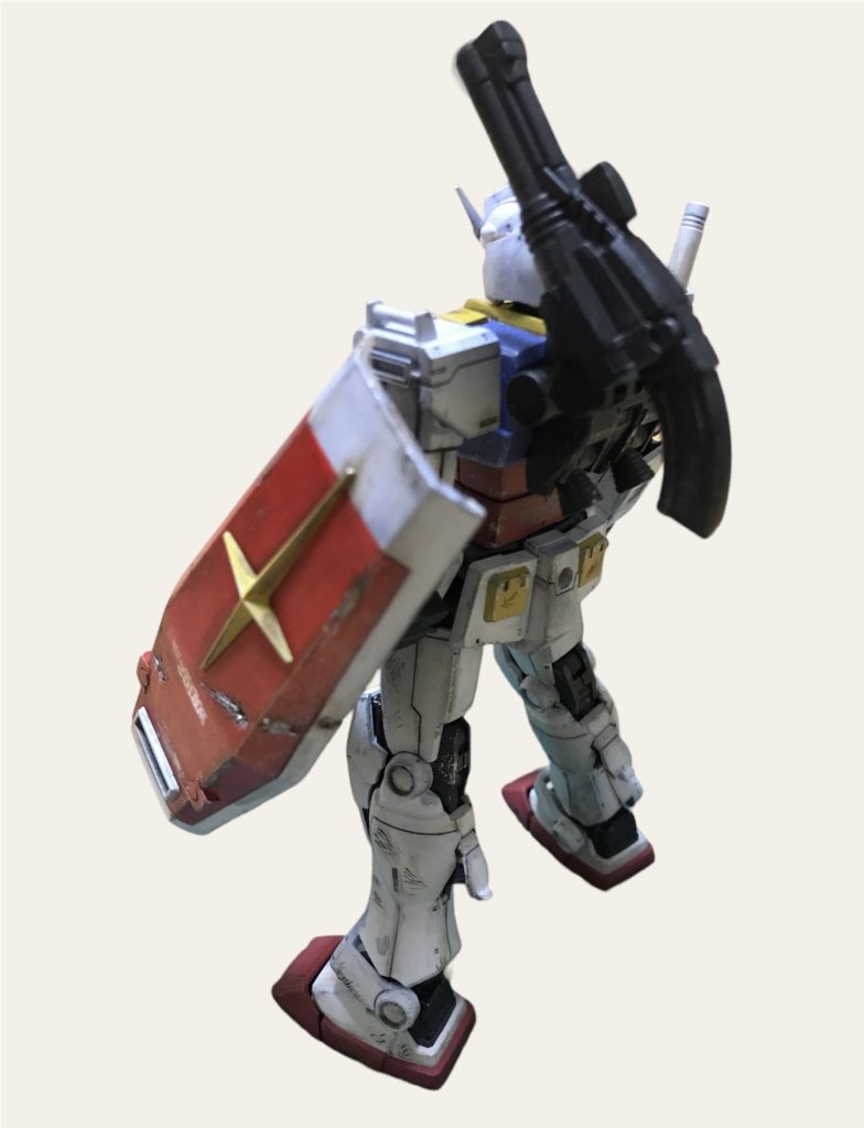 傷はデザインナイフや小径のドリルなどで付けてガンメタ、シルバーなどで傷跡を塗装。特にシールドは傷を多くしています。汚れはウェザリングカラーでやりました