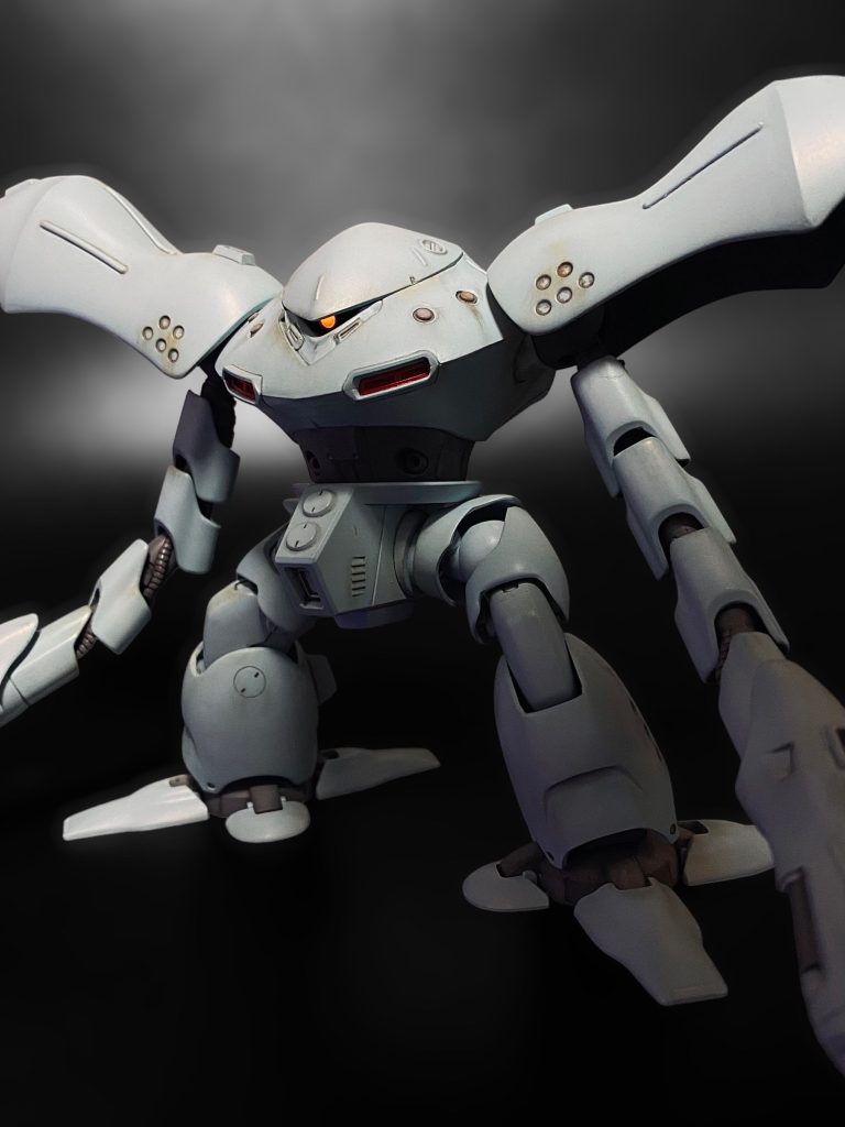 モノアイはクリアパーツ化＋可動化。脛のスリットは開口してあります（見えませんが）。