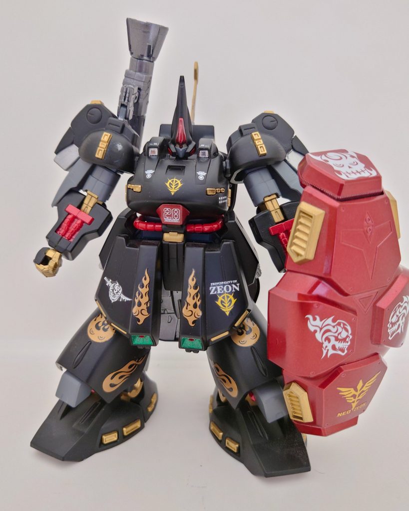 正面。全身のカラーリングを黒にすることで、悪役感を高めてみました。さらに武器には、かの有名な大型シールドとバズーカを持たせてみました。