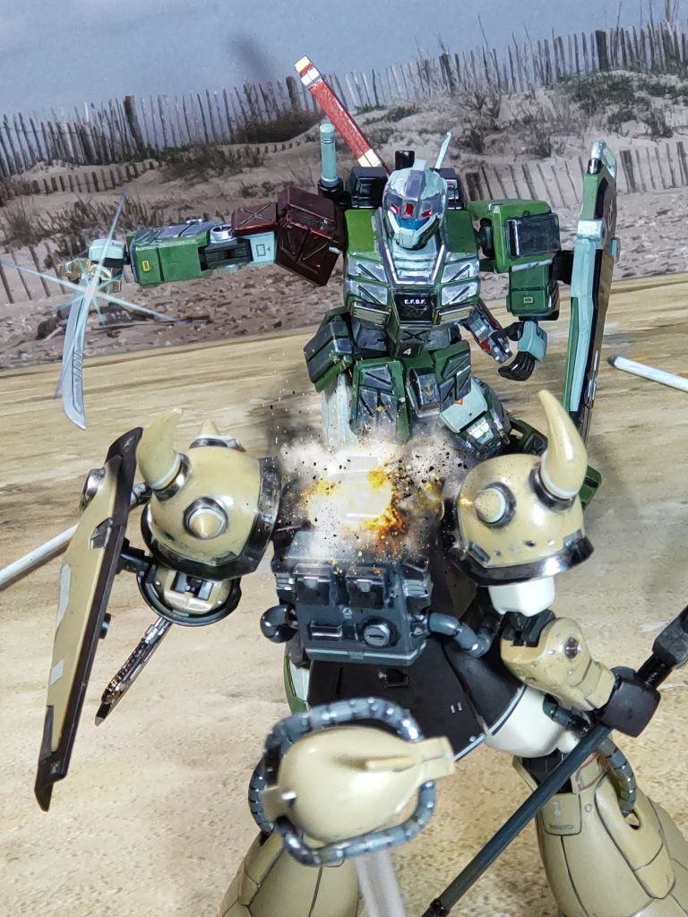 ザンッ❗❗「なっ❗❓」ジム・ストライカーの対MS用ブレード「パッシングレイン(村雨)」が一閃した❗