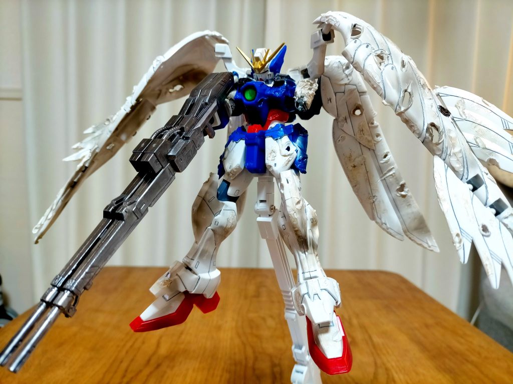 ぼくのガンダムデビューは小さい頃にVHSで見たEndlessWaltzでした。それまでぼくの生活の中にはガンダムのガの字もなかったのになんで唐突にEndlessWaltz借りてきたんだろ？