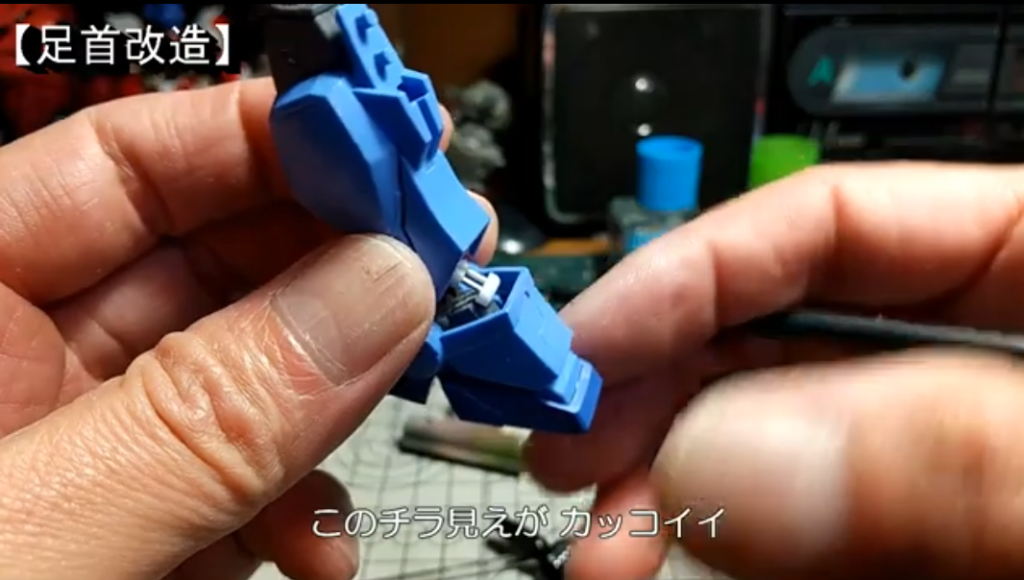 足にもプラ棒でシリンダーを作りました。