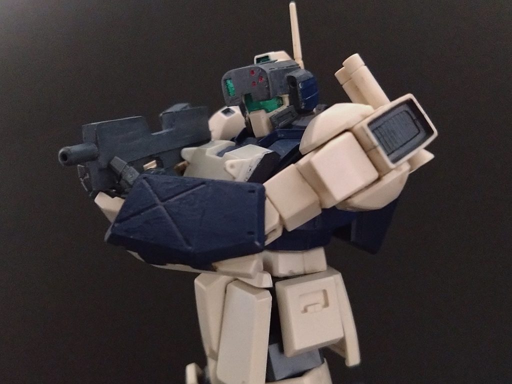  近接時に用いられる武装としてサブマシンガンも用意されている