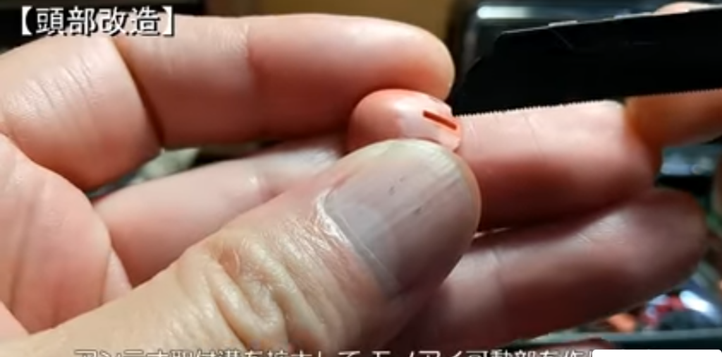 頭部は、どちらを使うか悩んだのですが、バランスを考え、シャアザクの方を選択。アンテナ取り付け溝を加工してモノアイ可動部に。