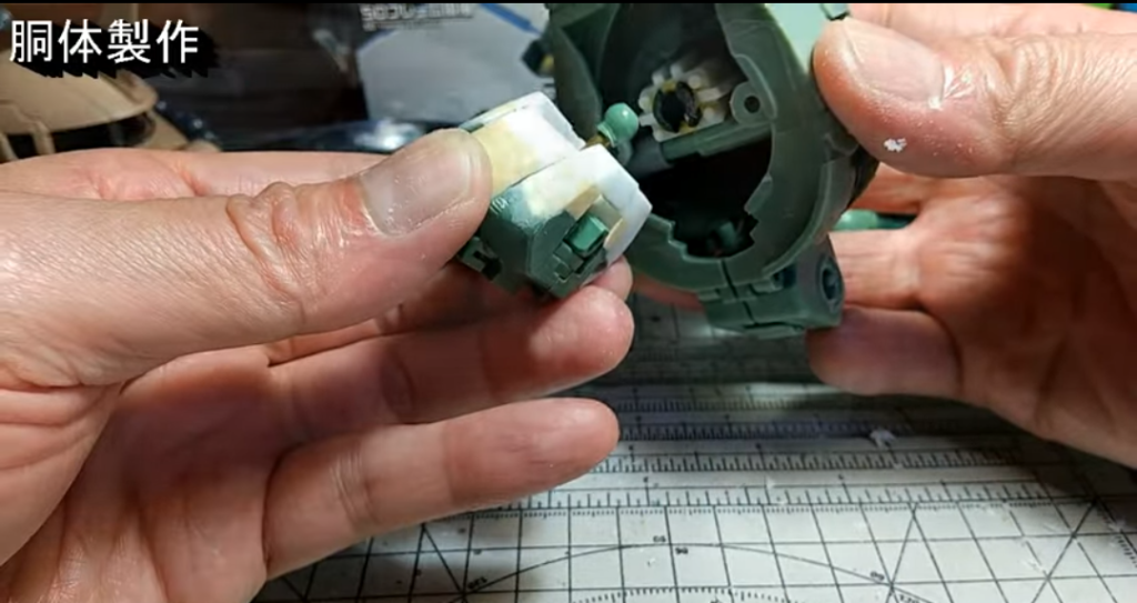 胴体は、かなり延長しました。ザクヘッドとは、ボールジョイントで接続しています。