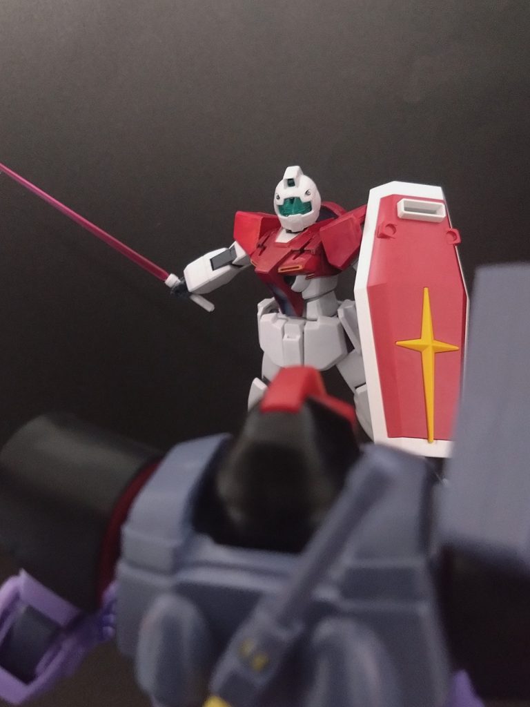 武装は頭部バルカン砲の他、ビームガン,ハイパーバズーカ,ビームサーベルと無難は武装で構成されている