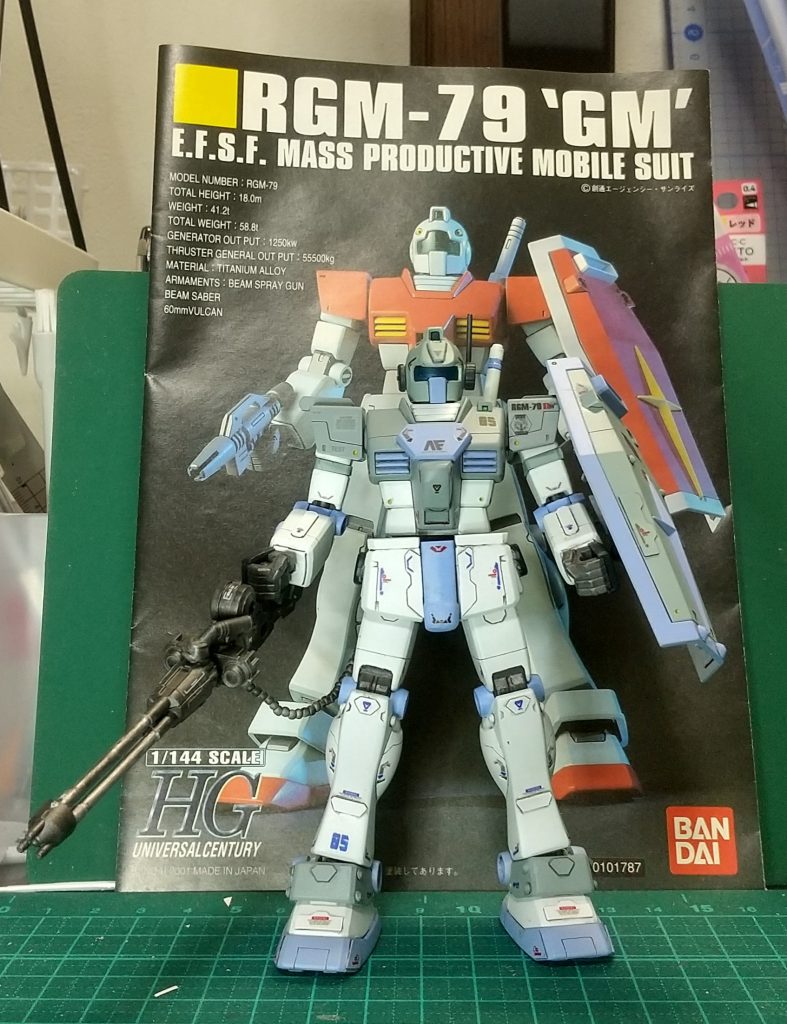 改造前の写真を撮るのを忘れたので、取説と比較ショット。量産機の色が赤と言うのは、私としては違和感が有るので、ライトブルーに。挿しの部分は、ソードストライクブルー(青組参加なので青を強調）。白も緑がかっていたのでホワイトに。と言うことで、全塗装となりました。ガトリングガンは、30MMウェポンセットです。古いキットなので合わせ目消し多数あり、修行には丁度良かったです。成功率6割ぐらいでしたけど( ；∀；)。そしてGWも明日で終わる・・・・・そう言えば、バイザー周りの整形と、耳とアンテナも追加、両手持ちのために腕を2mm、胴を1.5mm延長していました。行き当たりばったりなので、気が付くと色々とやってましたね😅