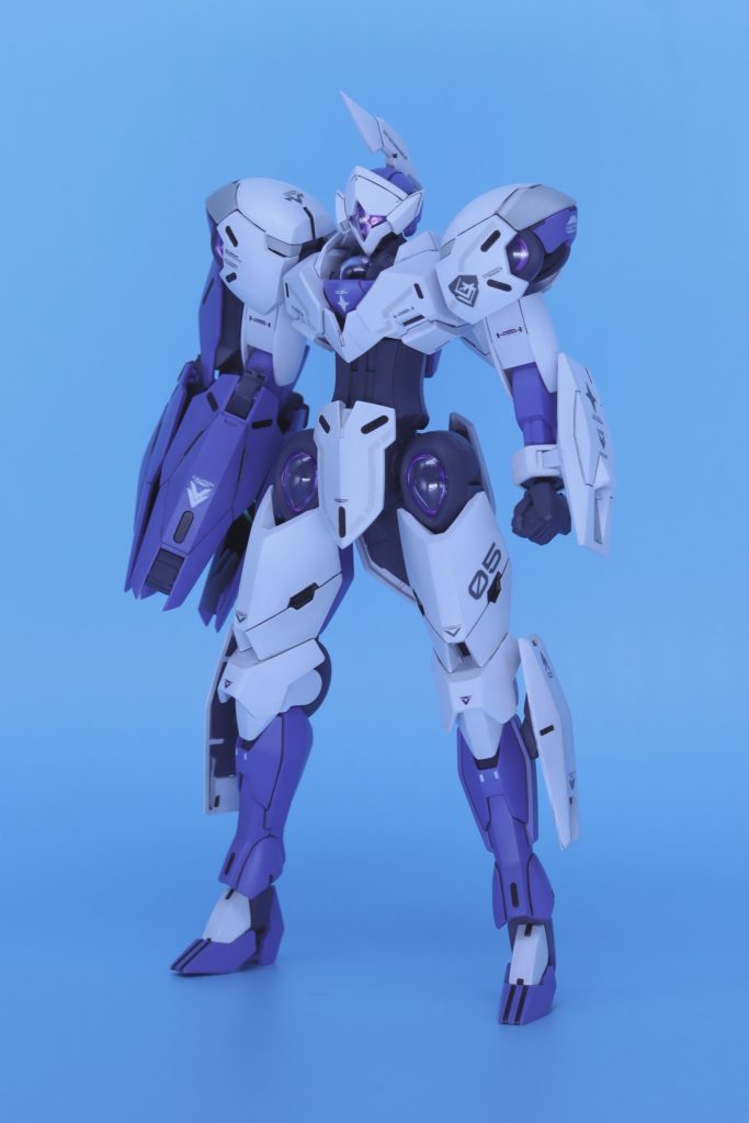 素立ち姿各部のシャープ化と右手武器の接続部分を隠すカバーを自作して作りました。スネパーツの合わせ目もパーツをカットして消しました。スジボリは肩パーツのみ行いました。