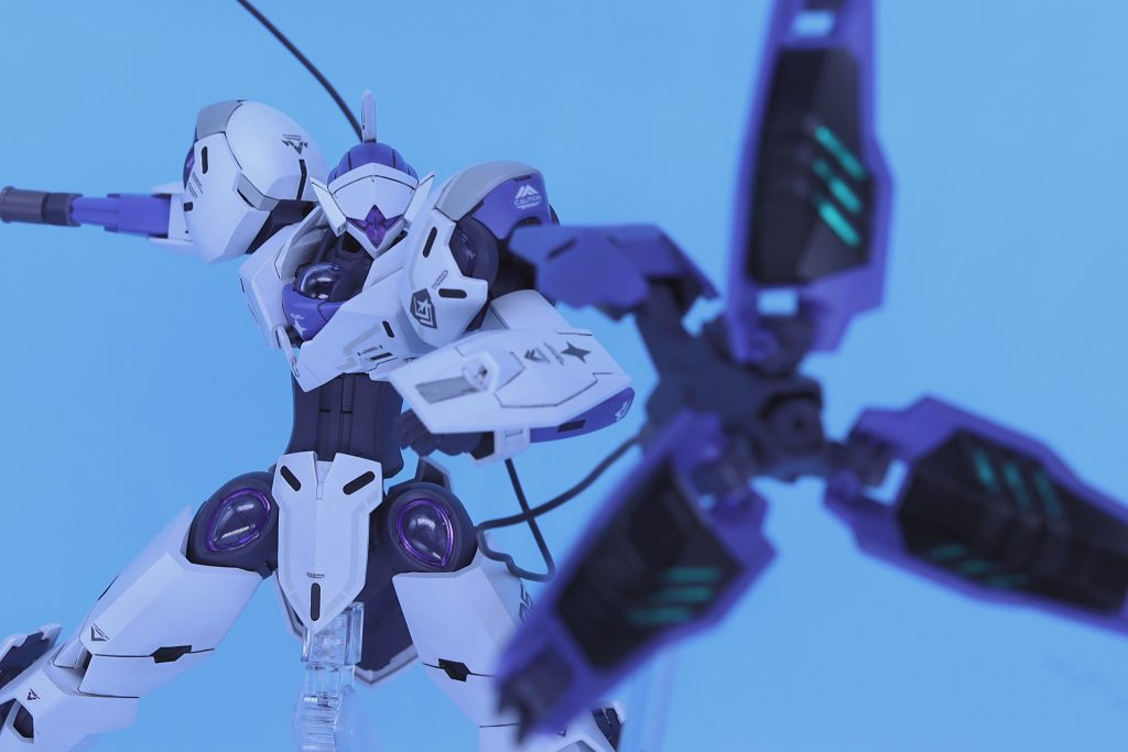 アクションポーズ①部分ホイールシールは各部パープルの部分と武器の部分を使いました。