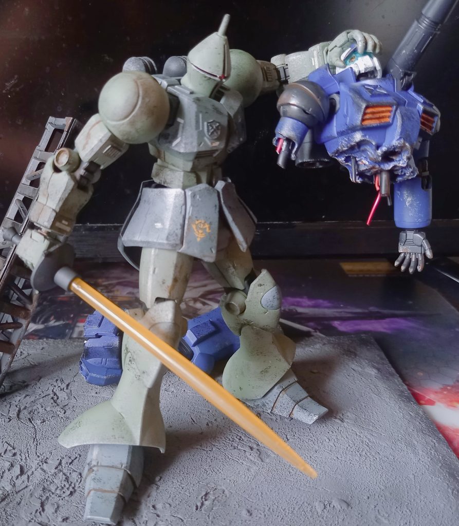 手は旧ザクの手をパテで表情をつけて磁石を埋め込みました。ガンキャノンにも磁石いれたので持てます