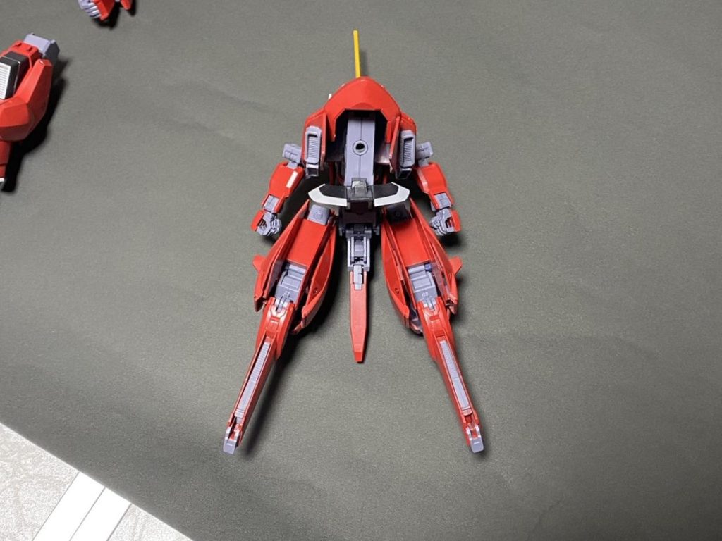 ブーストポッドはヘイズルⅡの余剰パーツ?を使った関係上裏のパーツがなかったのでポリパテで隙間を埋めたり、コトブキヤさんの四角いダクトノズルでそれっぽくしています。バーザムのお尻のバインダー?はガンプラバトルアームアームズの中くらいの長さのジョイントパーツで取り付けています。このパーツで隠れているからいいものの、これを外したらブーストポッドの裏面は見れたものじゃないですw