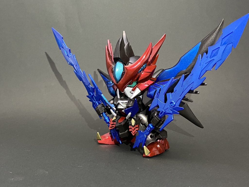 斜めです。兜に対して肩やバックパックでエポパテを使った部分が雑ですねw