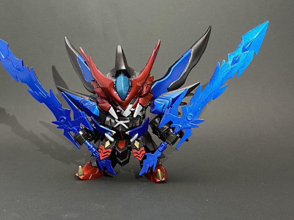 正面です。特徴的な兜や肩の形状はエポパテを使って造形しました。初めてのエポパテ使用で大変でしたが、はじめてにしてはうまくいったのでは?と満足しています。雷龍剣はゼロガンダムのものを無改造で2本持たせています。めんどくさかったのとこのデザインがかっこよくて好きだったので。